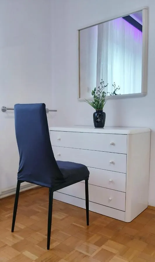Roomserv Laibach 0*,